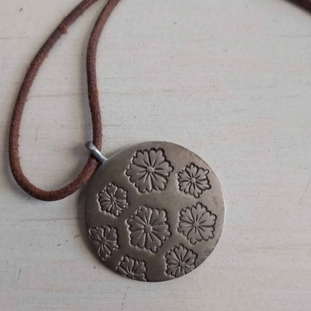 Me & Ro Silver Floral Pendant Necklace